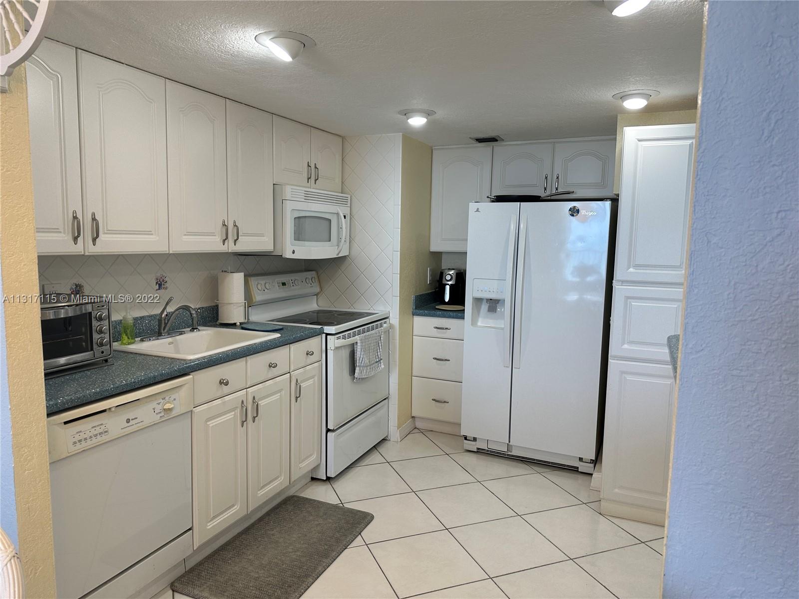 MANATEE CONDO - Residential Lease