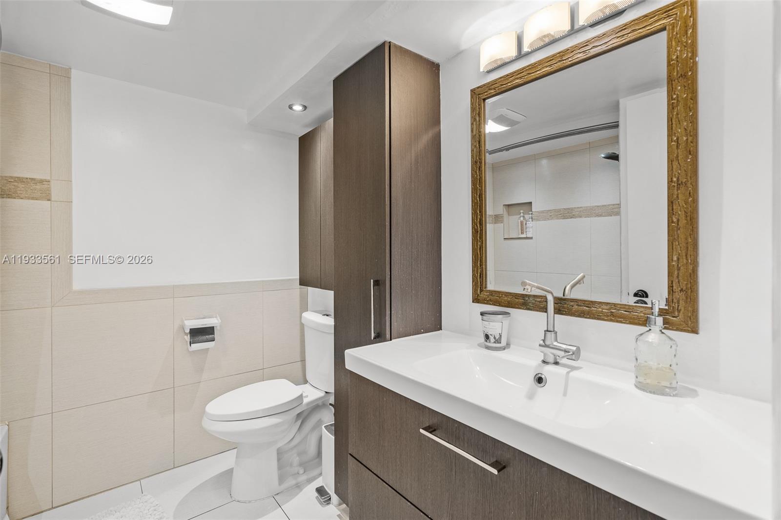 SKY LAKE VILLAS FIRST ADD - Residential