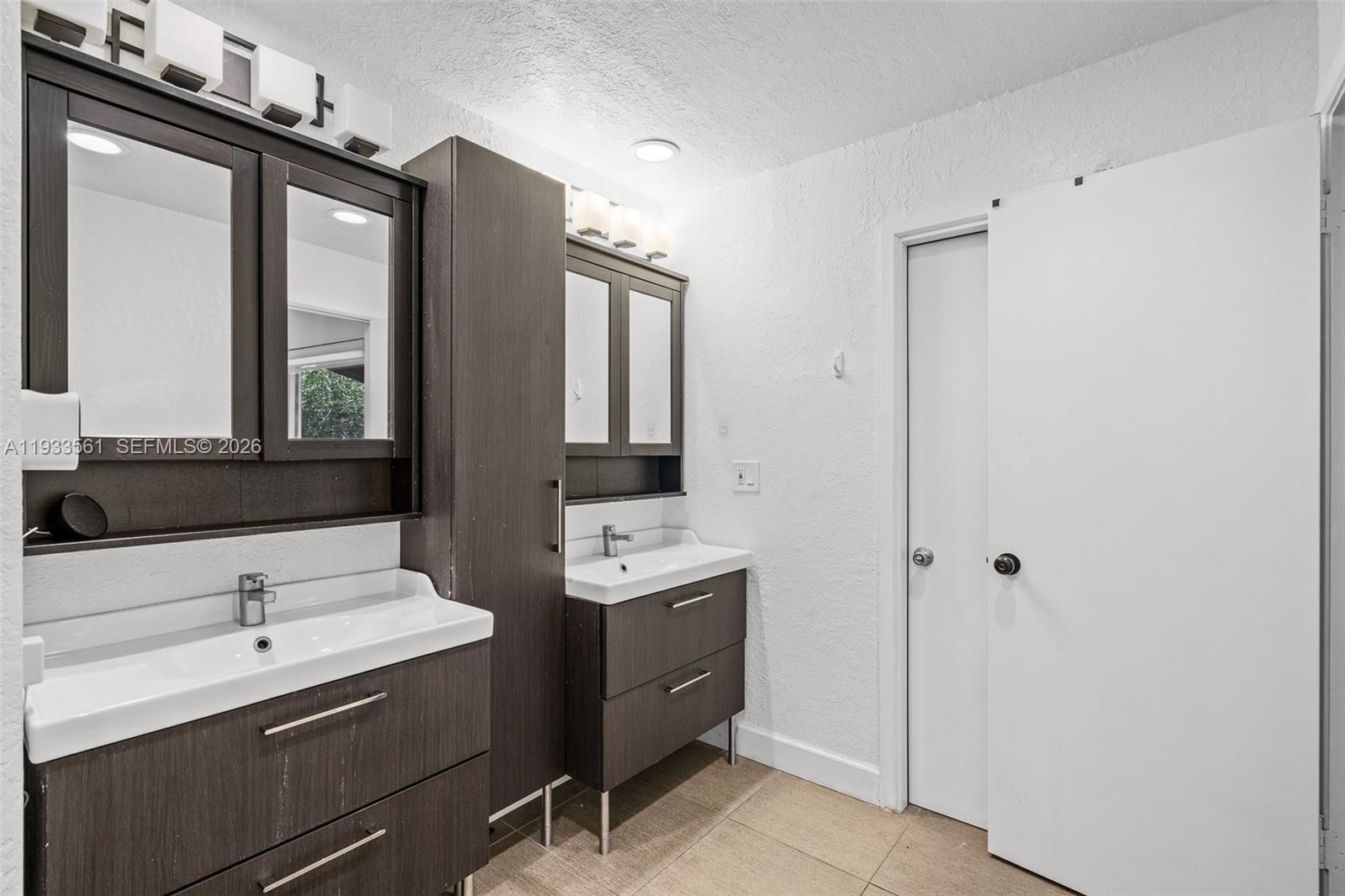 SKY LAKE VILLAS FIRST ADD - Residential