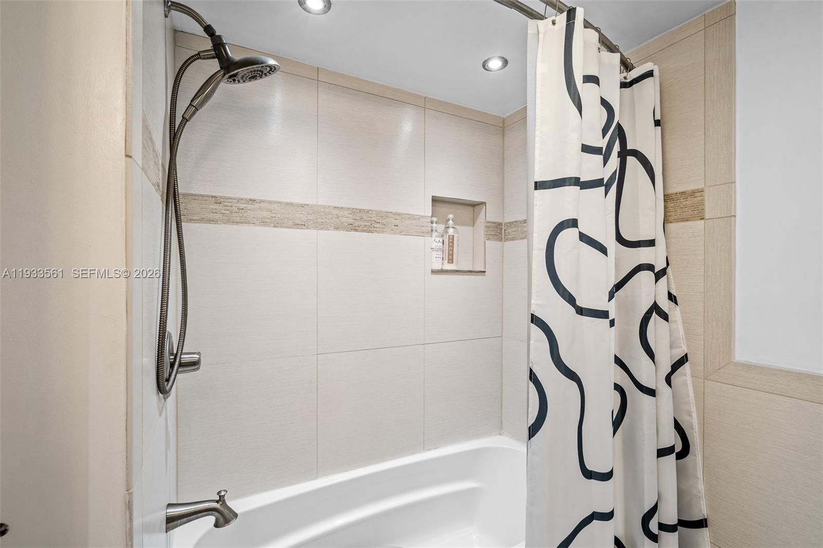 SKY LAKE VILLAS FIRST ADD - Residential