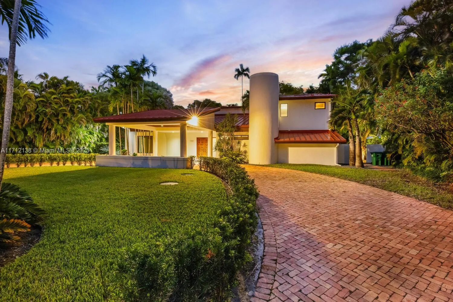 Miami, Florida 33143, United States, 5 Bedrooms Bedrooms, ,4 BathroomsBathrooms,Residential,Pending,23390