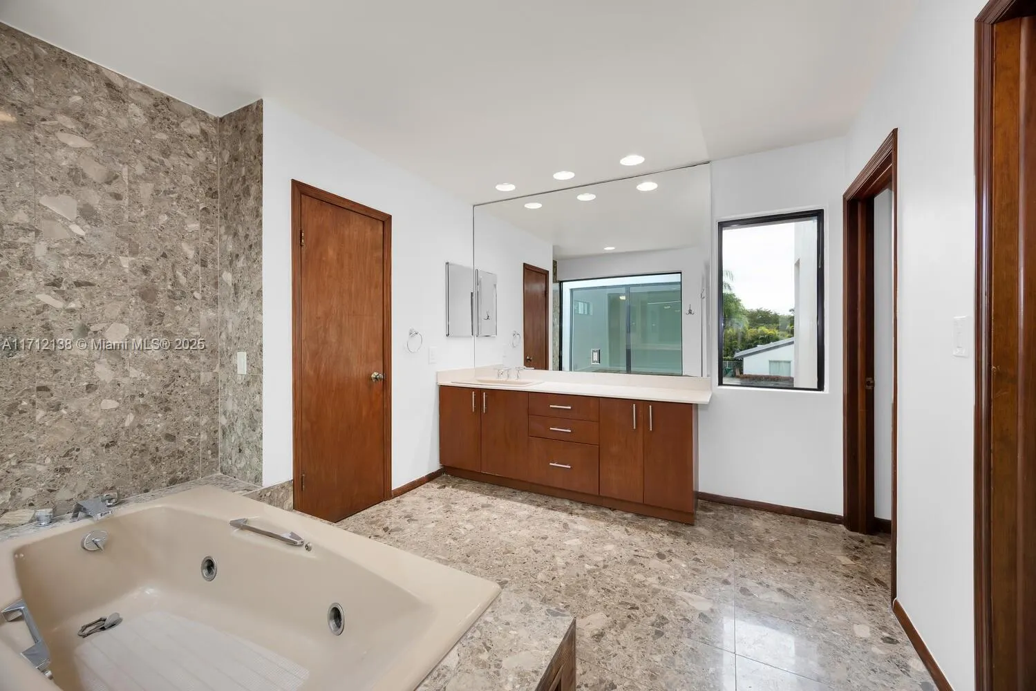 Miami, Florida 33143, United States, 5 Bedrooms Bedrooms, ,4 BathroomsBathrooms,Residential,Pending,23390