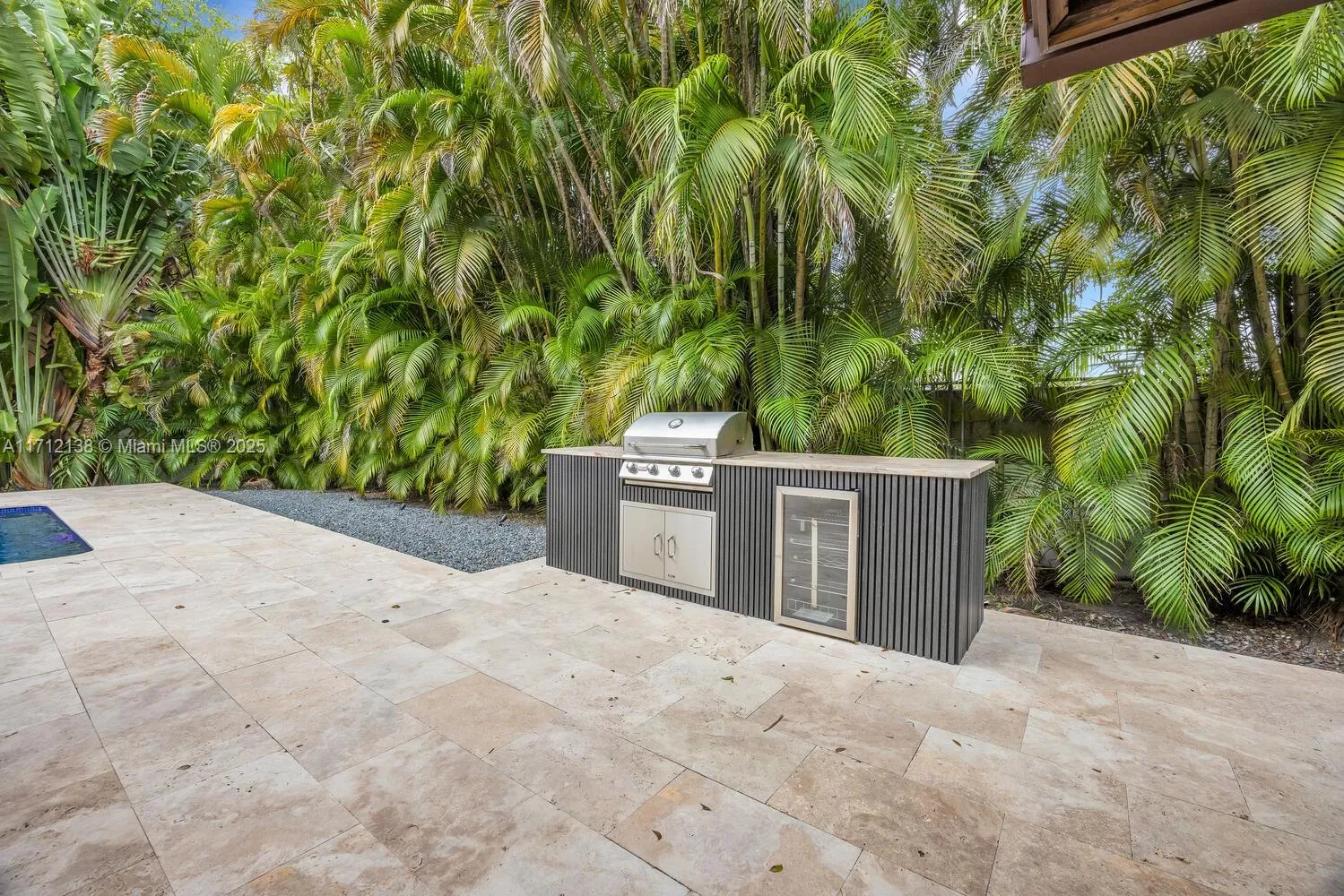 Miami, Florida 33143, United States, 5 Bedrooms Bedrooms, ,4 BathroomsBathrooms,Residential,Pending,23390