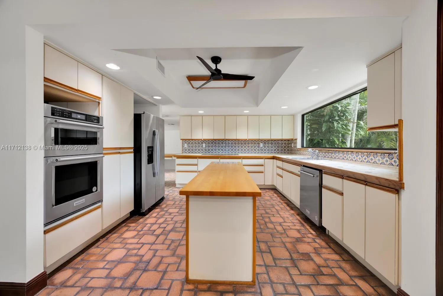 Miami, Florida 33143, United States, 5 Bedrooms Bedrooms, ,4 BathroomsBathrooms,Residential,Pending,23390