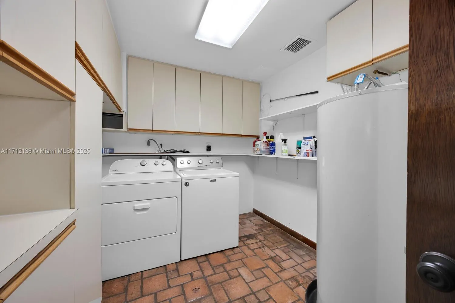 Miami, Florida 33143, United States, 5 Bedrooms Bedrooms, ,4 BathroomsBathrooms,Residential,Pending,23390