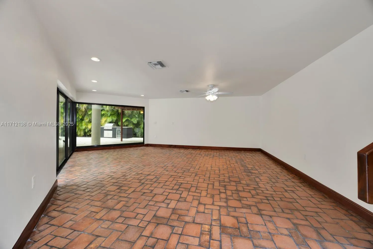 Miami, Florida 33143, United States, 5 Bedrooms Bedrooms, ,4 BathroomsBathrooms,Residential,Pending,23390
