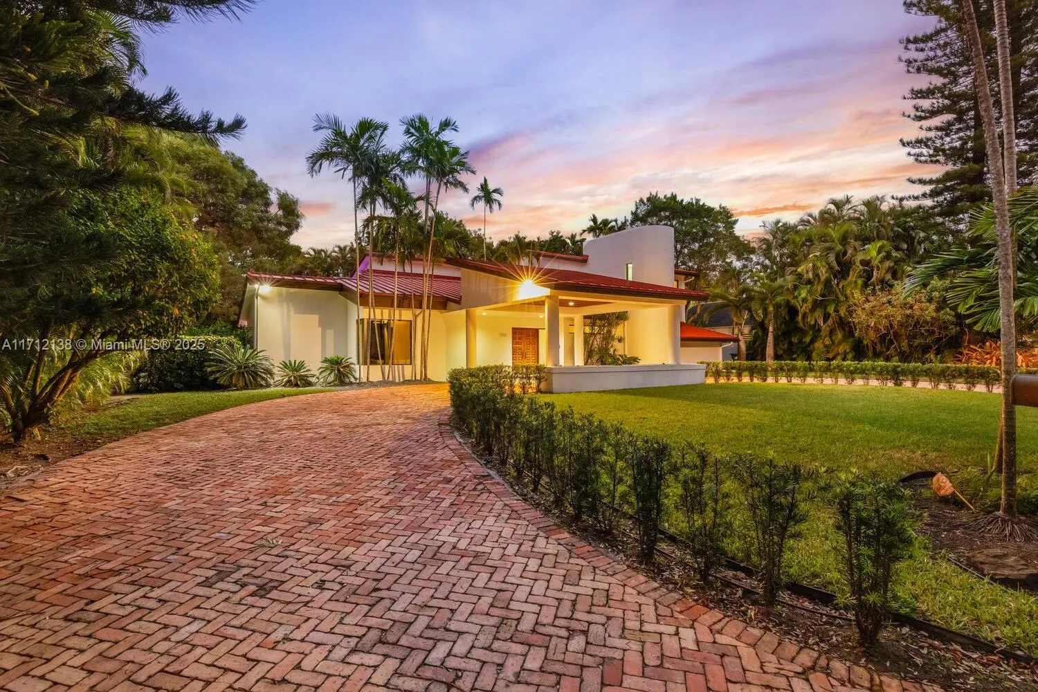 Miami, Florida 33143, United States, 5 Bedrooms Bedrooms, ,4 BathroomsBathrooms,Residential,Pending,23390