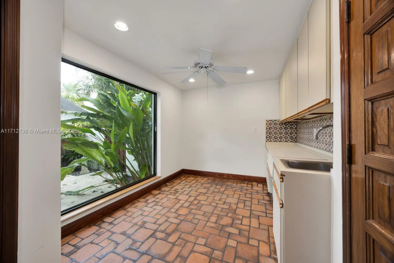 Miami, Florida 33143, United States, 5 Bedrooms Bedrooms, ,4 BathroomsBathrooms,Residential,Pending,23390