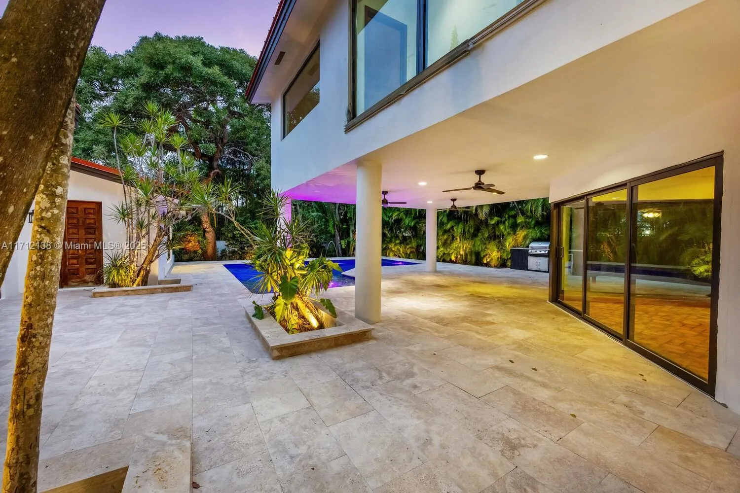 Miami, Florida 33143, United States, 5 Bedrooms Bedrooms, ,4 BathroomsBathrooms,Residential,Pending,23390