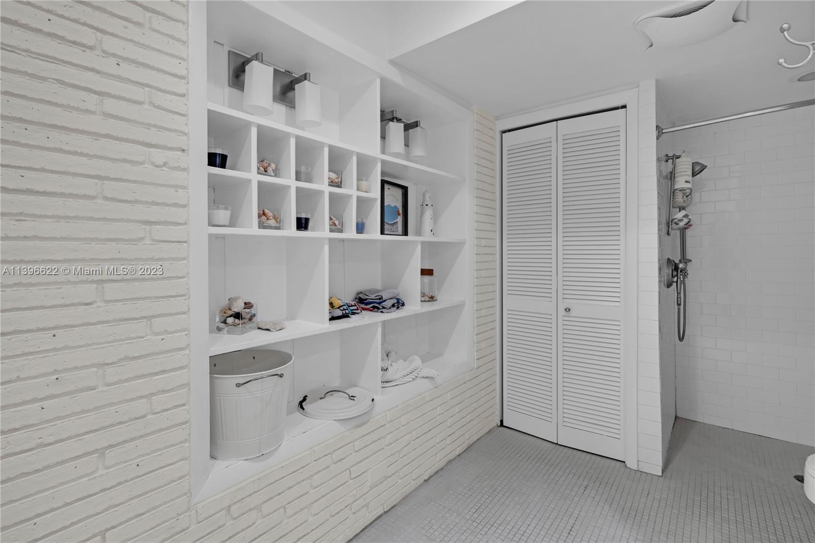 TROPICAL ISLE HOMES SUB - Residential