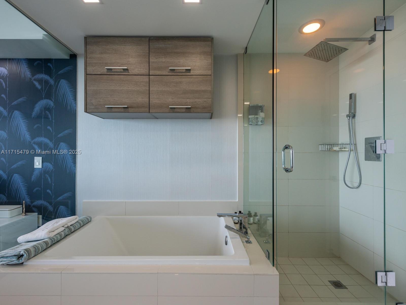 PARAISO BAY CONDO - Residential