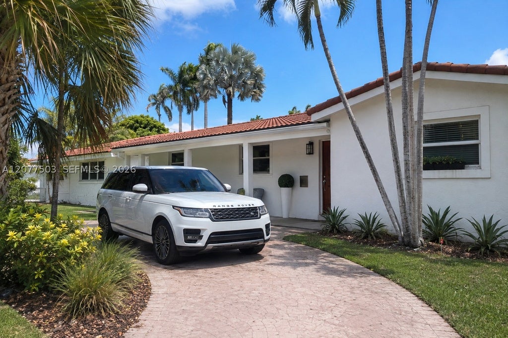 Photo of 909 N 13th Ct, Hollywood, FL 33019 (MLS # A12077503)