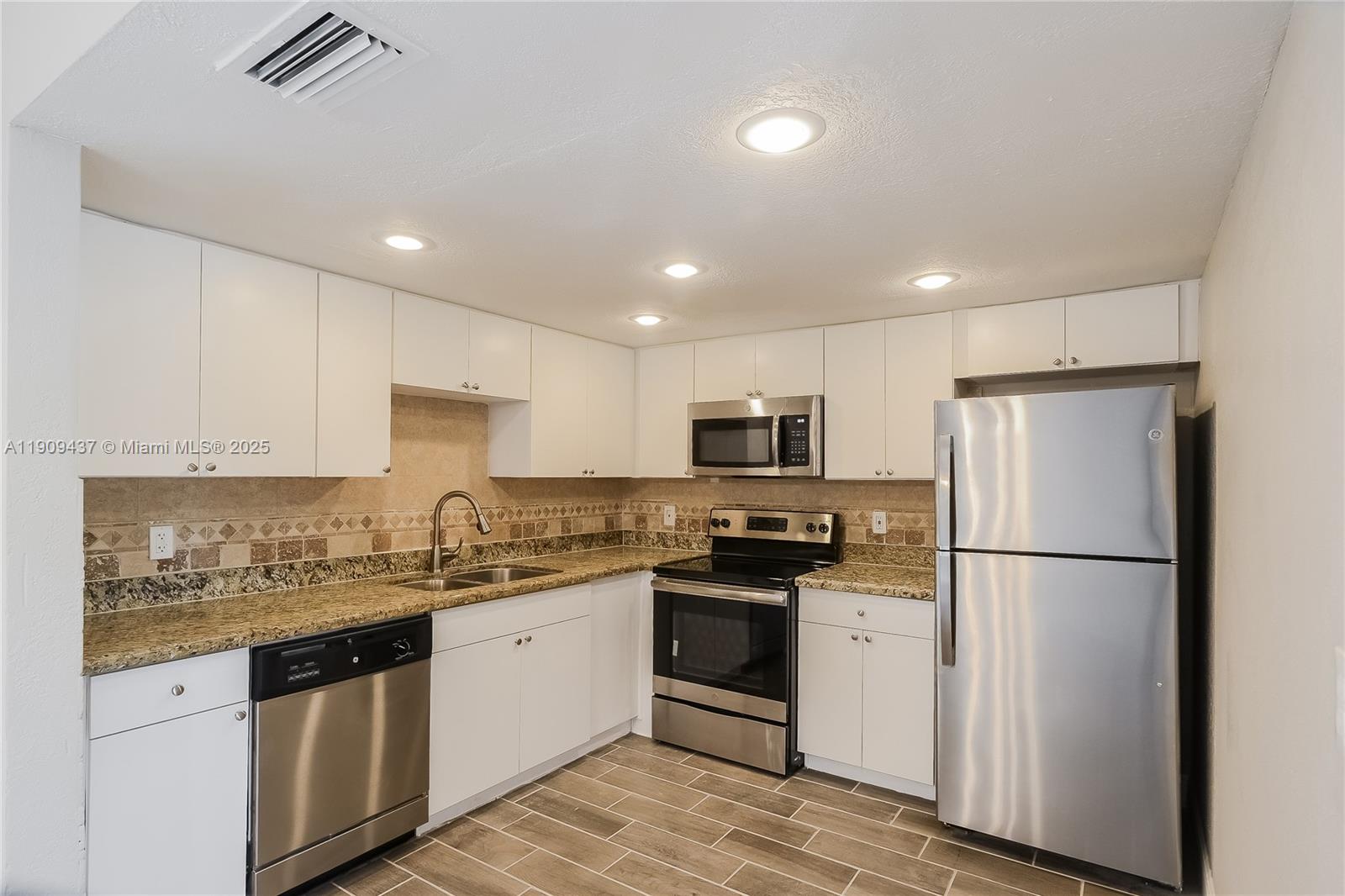 SUNRISE GOLF VILLAGE 3RD - Residential Lease