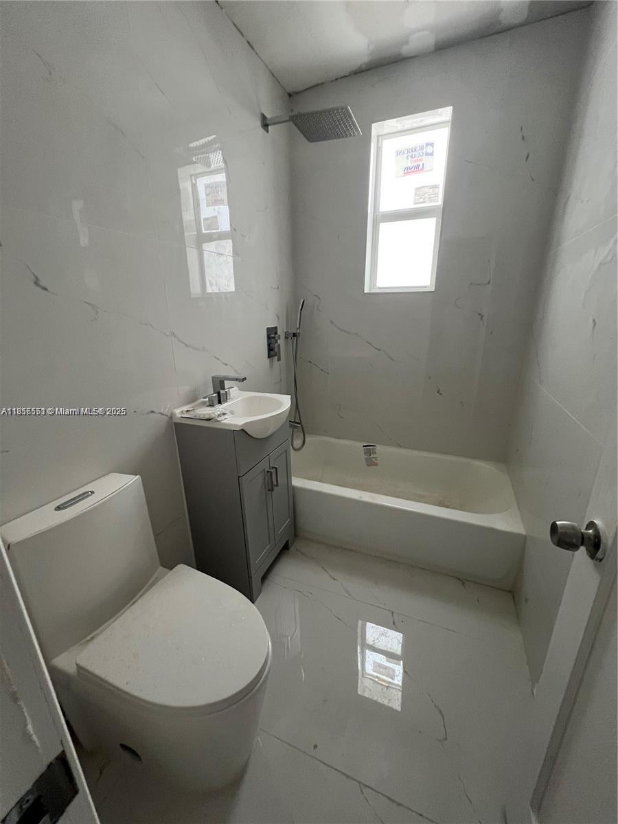 LOCATION, LOCATION, LOCATION!!!!! AMAZING NEW PORCELAIN FLOORS, NEW BATHROOM AND KITCHEN, BE THE FIRST ONE TO LIVE IN THIS BIG STUDIO WITH FULL KITCHEN, 1 BLOCK FROM THE RENEWD NORTH OCEANSIDE PARK BEACH, FEW MINUTES FROM SUPERMARKETS, PHARMACY, RESTAURANTS, AND MUCH MORE, MOVE IN READY, EZ TO SHOW, APPROVAL IN 24 HOURS, YOU CAN MOVE TOMORROW!!!!! LA VDA EL BELLA!!!