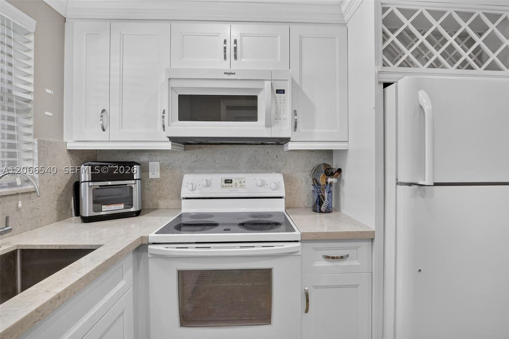 Photo of 580 Egret Dr #108, Hallandale Beach, FL 33009 (MLS # A12066540)
