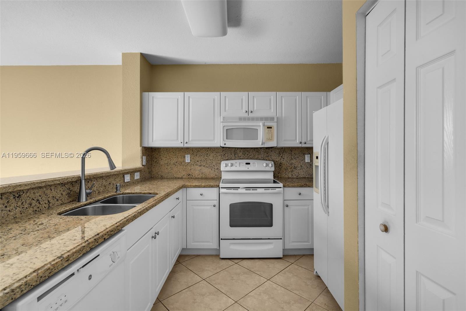 FIJI CONDO NO 3 - Residential