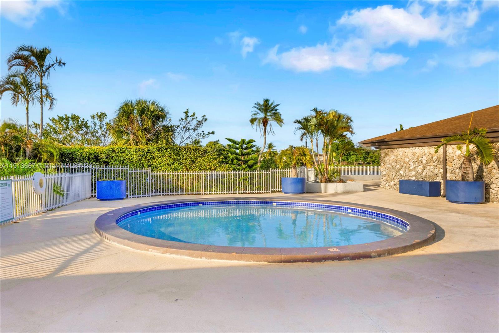 SNAPPER CREEK TOWNHOUSES - Residential