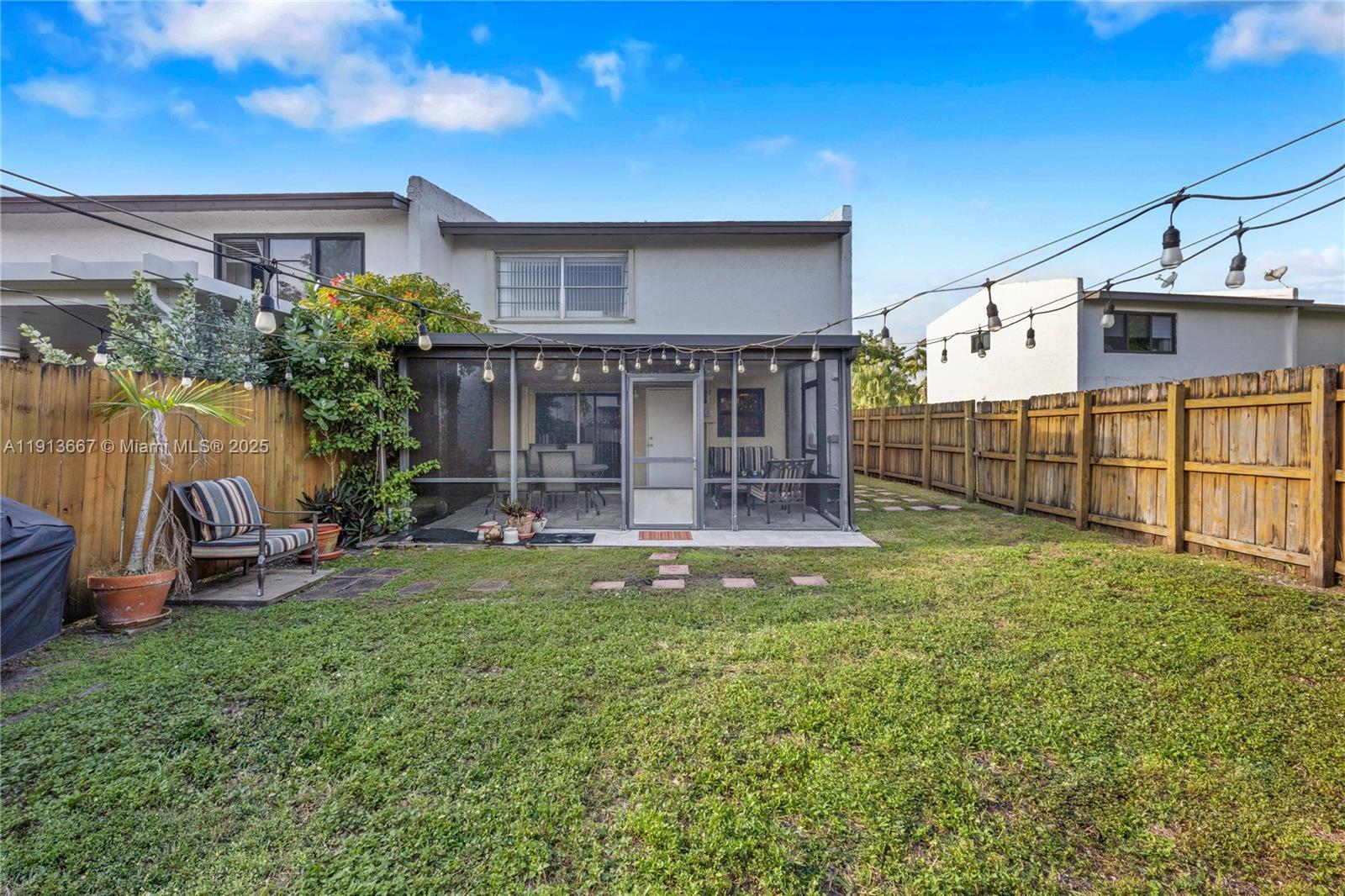 SNAPPER CREEK TOWNHOUSES - Residential