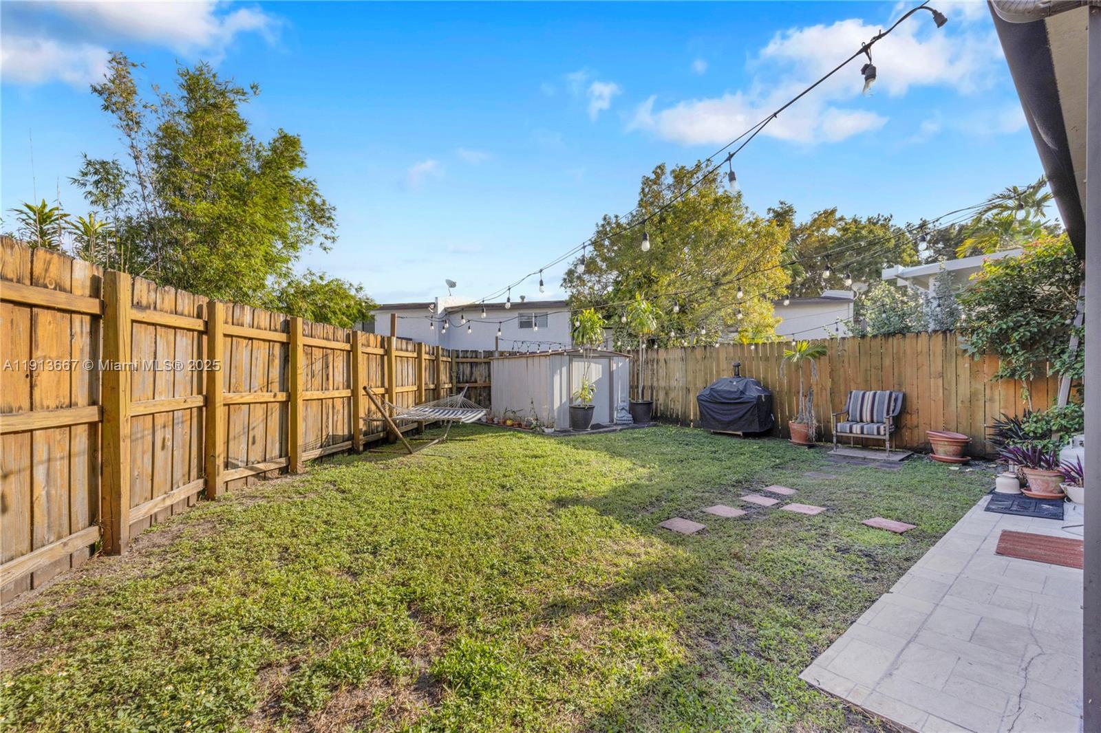 SNAPPER CREEK TOWNHOUSES - Residential