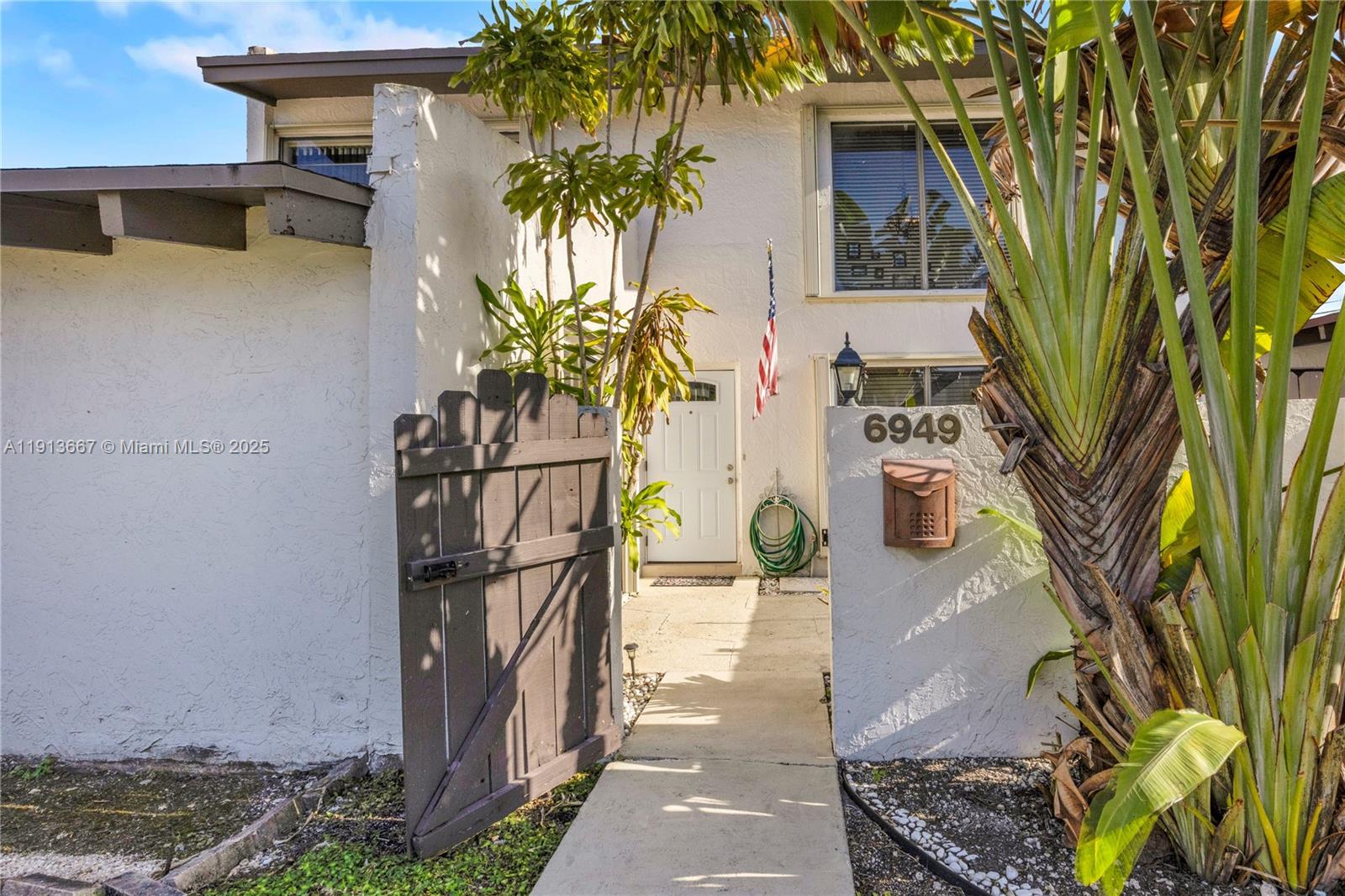 SNAPPER CREEK TOWNHOUSES - Residential