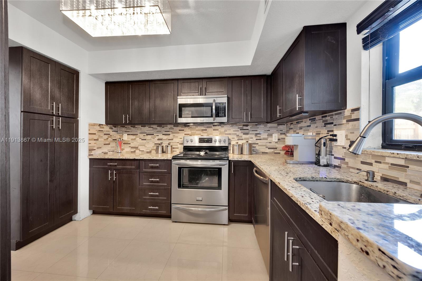 SNAPPER CREEK TOWNHOUSES - Residential