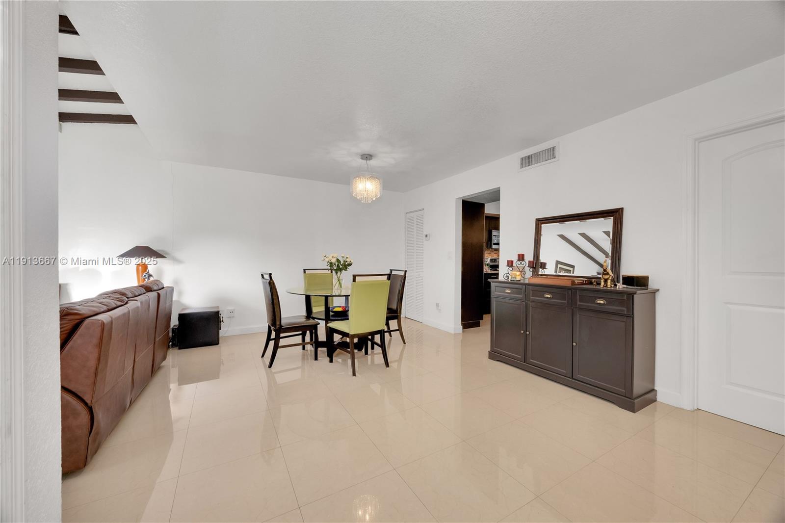 SNAPPER CREEK TOWNHOUSES - Residential