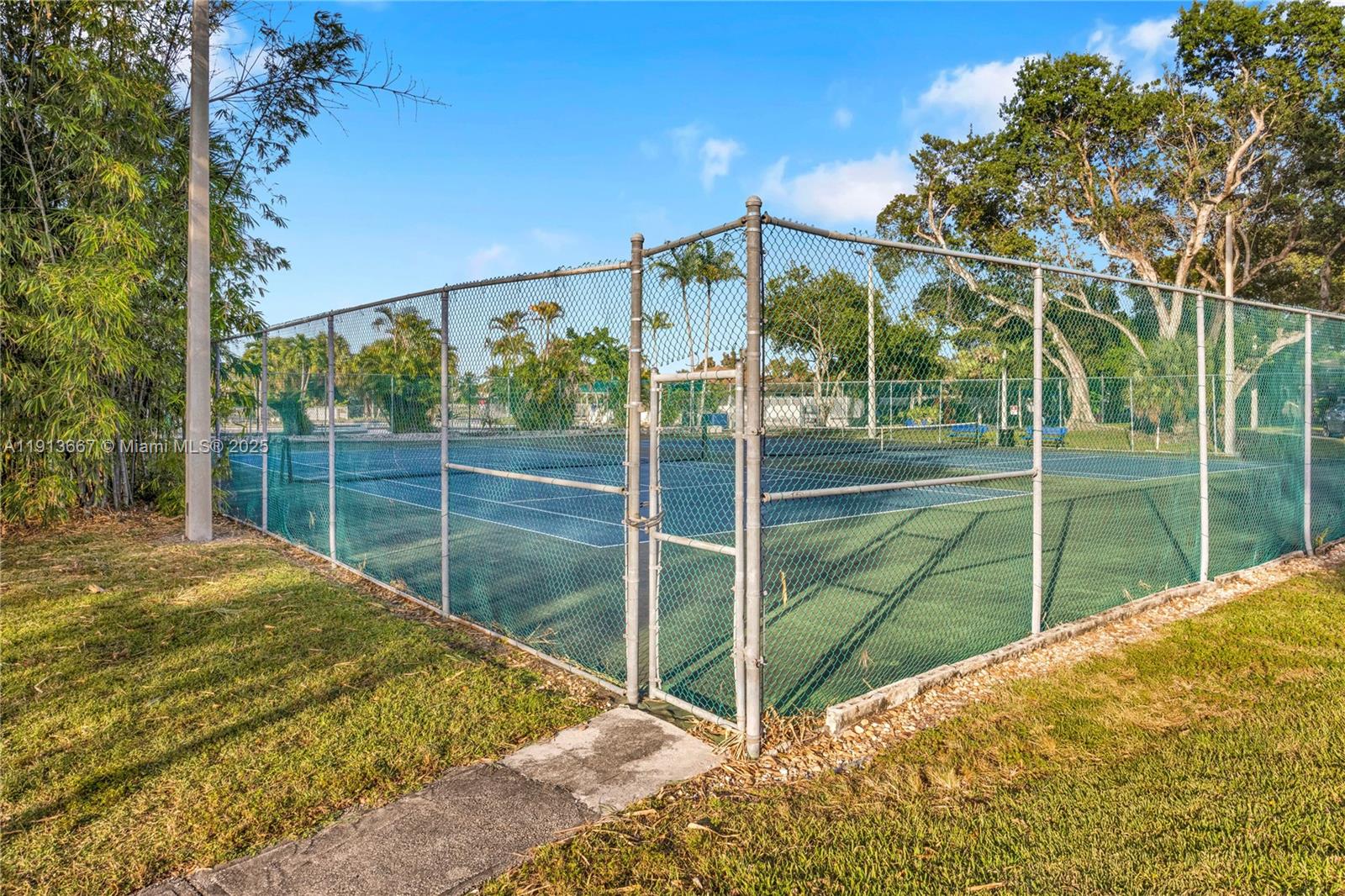SNAPPER CREEK TOWNHOUSES - Residential