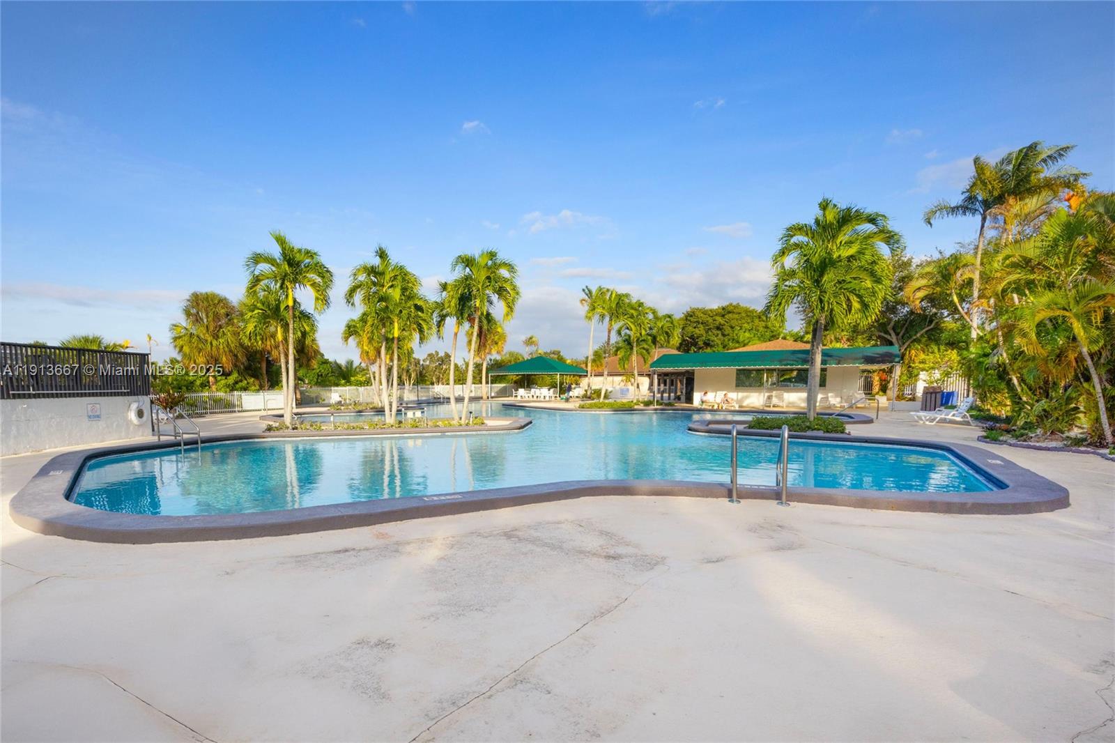 SNAPPER CREEK TOWNHOUSES - Residential