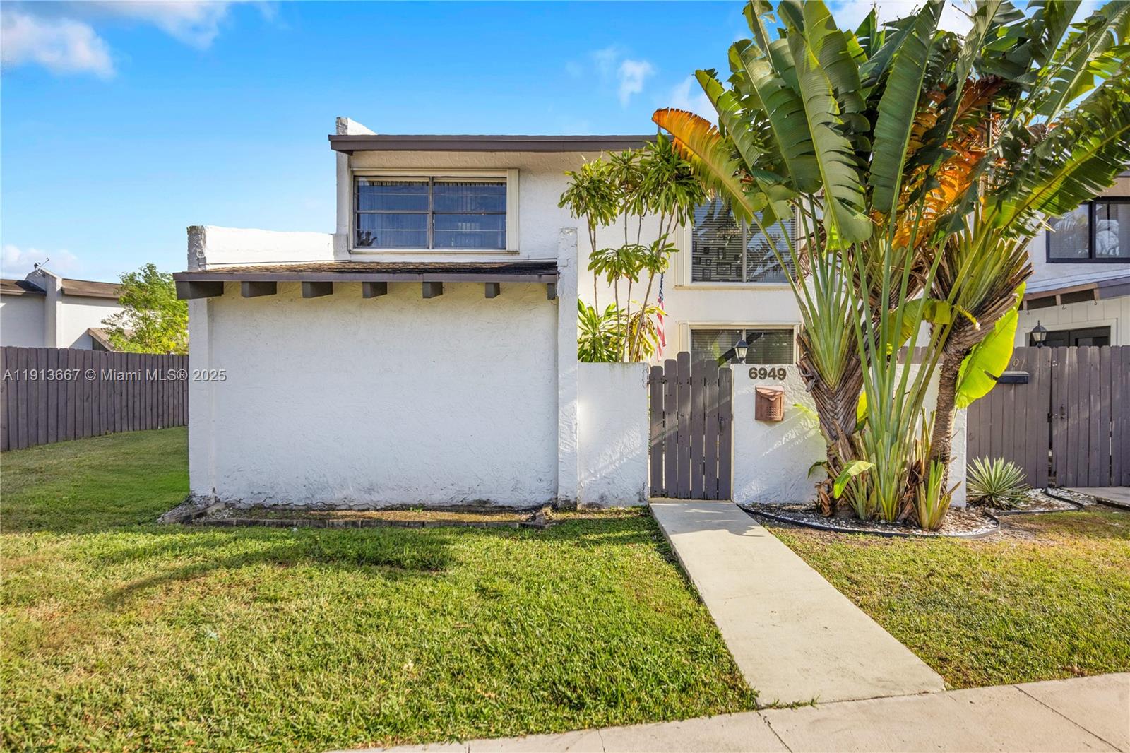 SNAPPER CREEK TOWNHOUSES - Residential