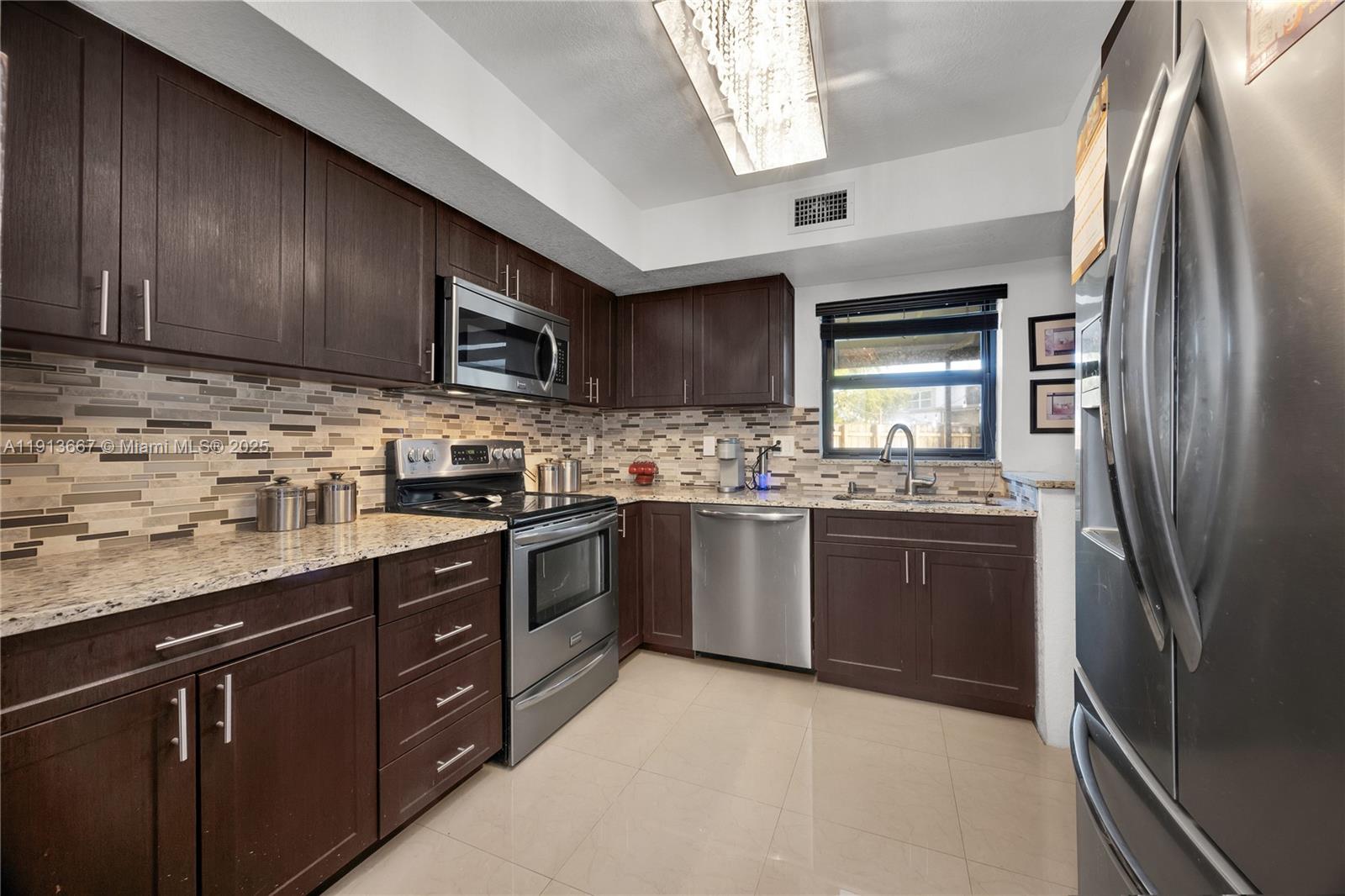 SNAPPER CREEK TOWNHOUSES - Residential