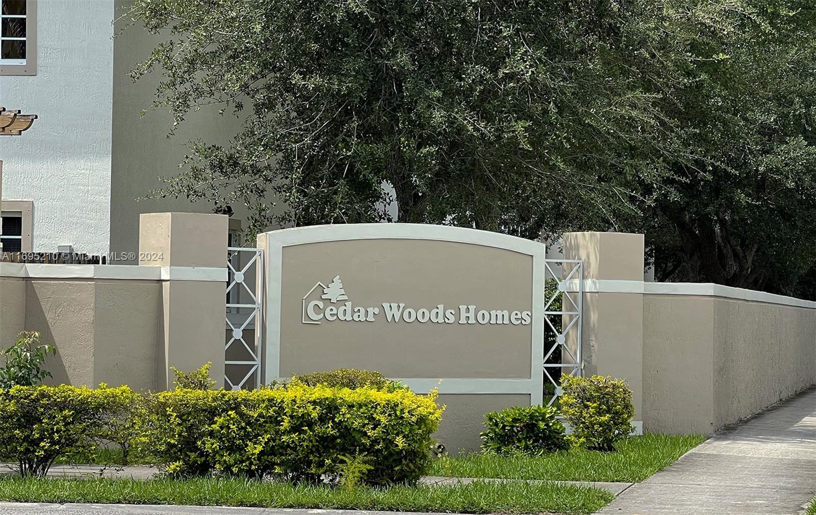 3/2 1/2, Amazing Townhouse, garage, gated Community, spacious, Fenced yard, washer and dryer, Community pool and gym Must see