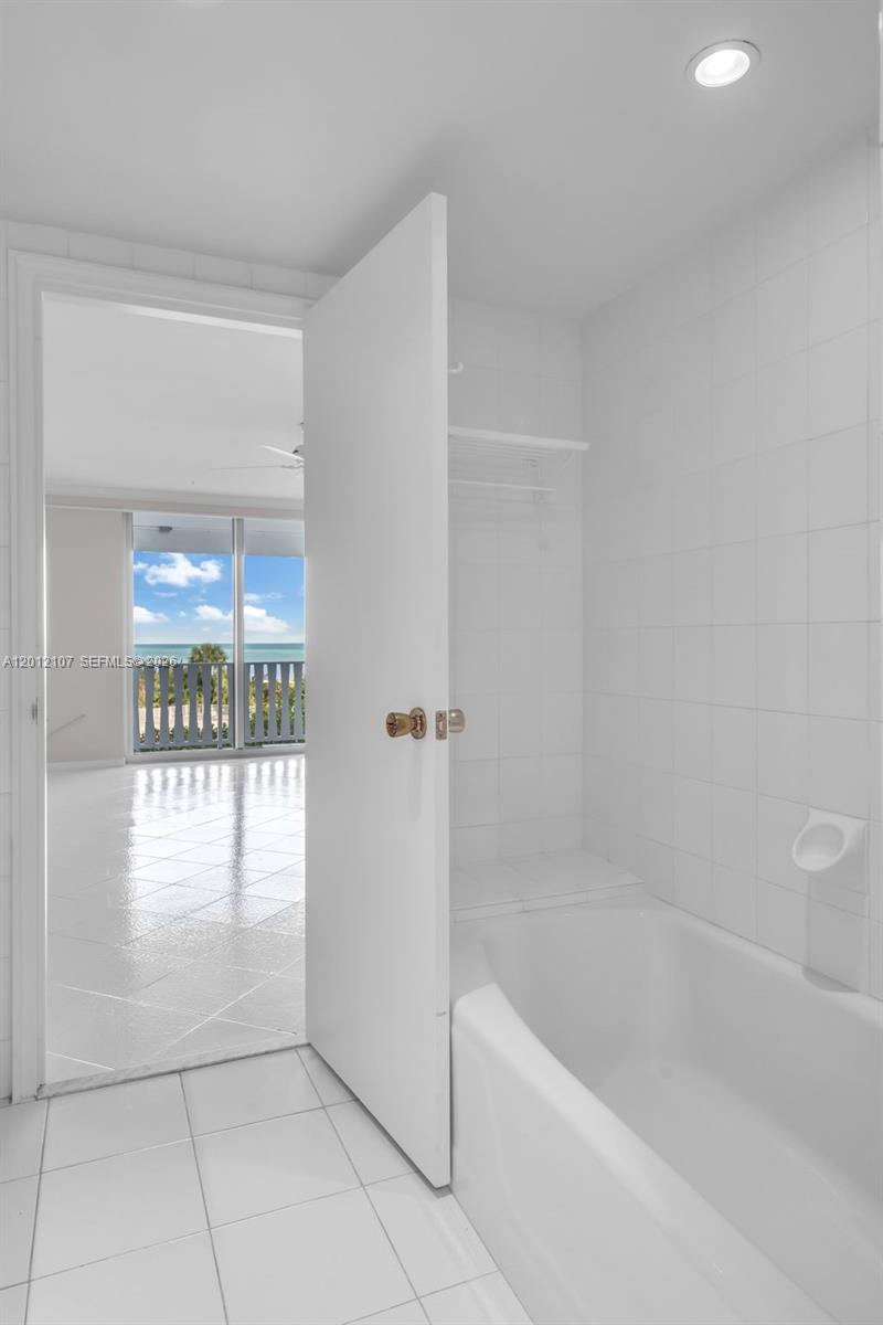 ISLAND HOUSE APT INC - CO - Residential