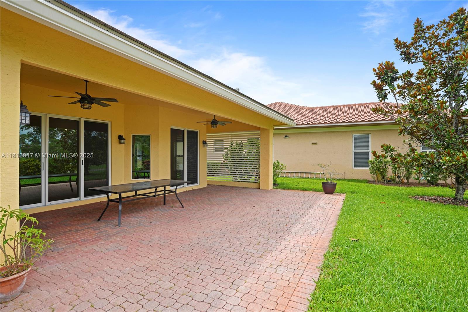 HOLLYWOOD LAKES COUNTRY C - Residential