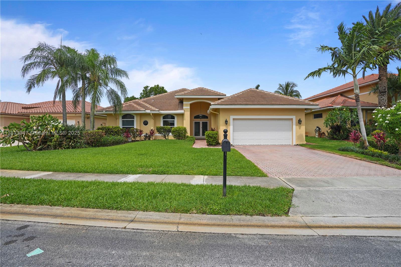 HOLLYWOOD LAKES COUNTRY C - Residential