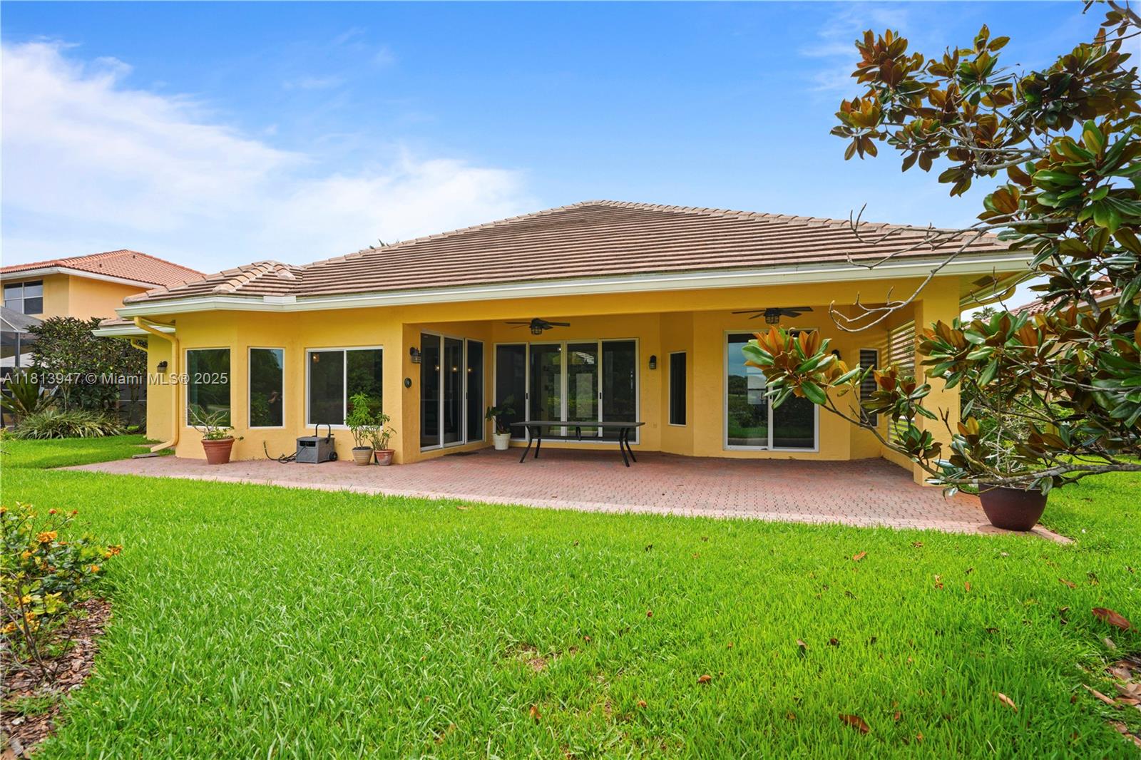HOLLYWOOD LAKES COUNTRY C - Residential