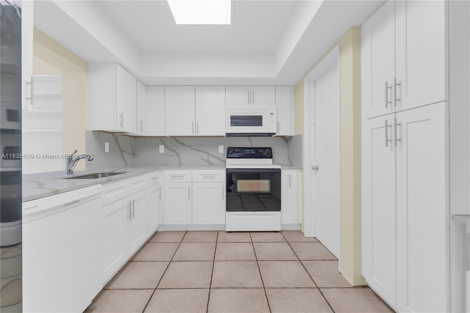 1900 N 31st Ave, Hollywood, FL, 33021/$530,000 4 1900 N 31st Ave