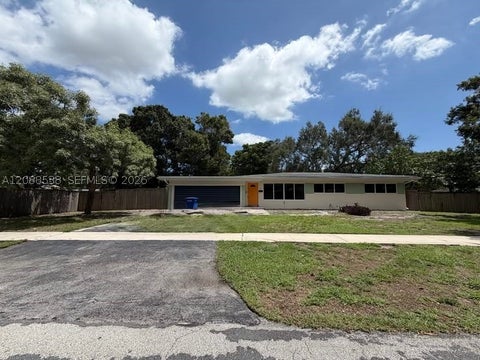 Photo of 252 SW 61st Ave, Plantation, FL 33317 (MLS # A12088538)