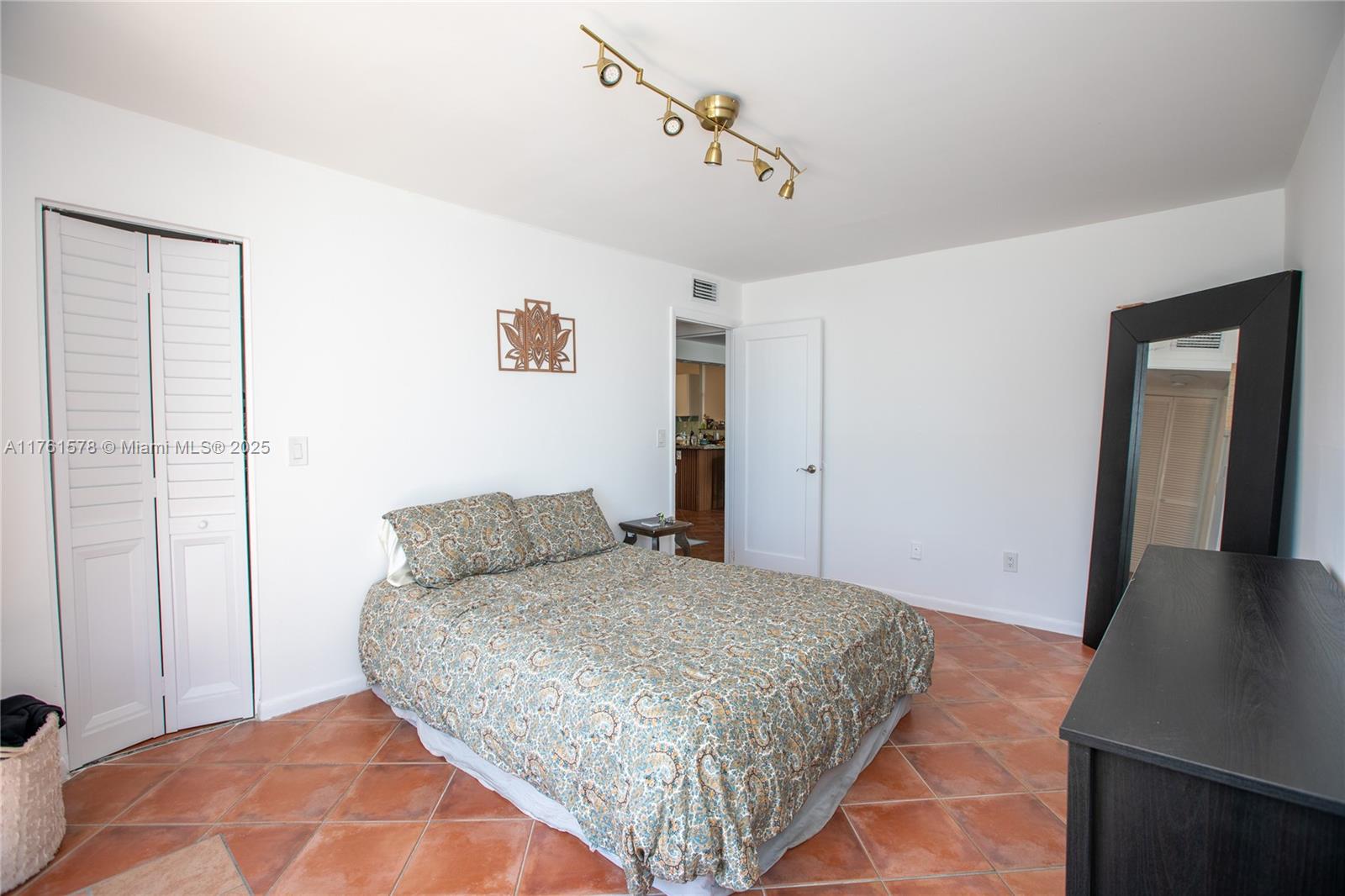 NORTH BAY VILLAS CONDO - Residential