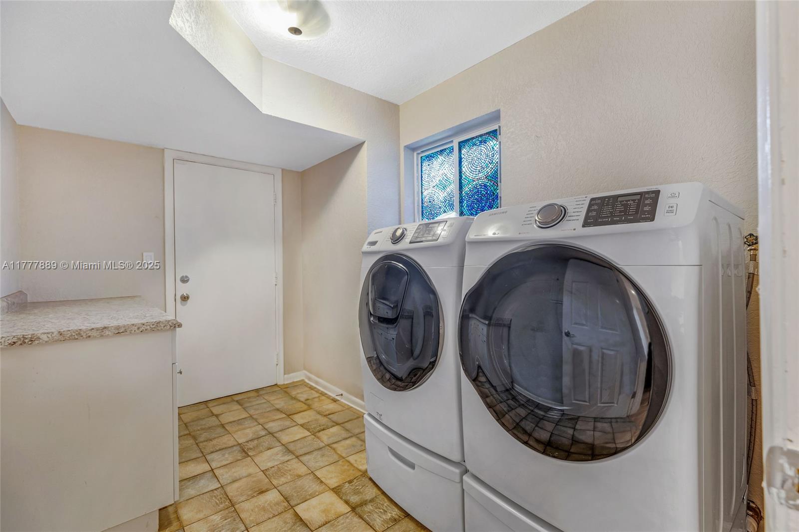 IMPERIAL POINT 2 SEC - Residential