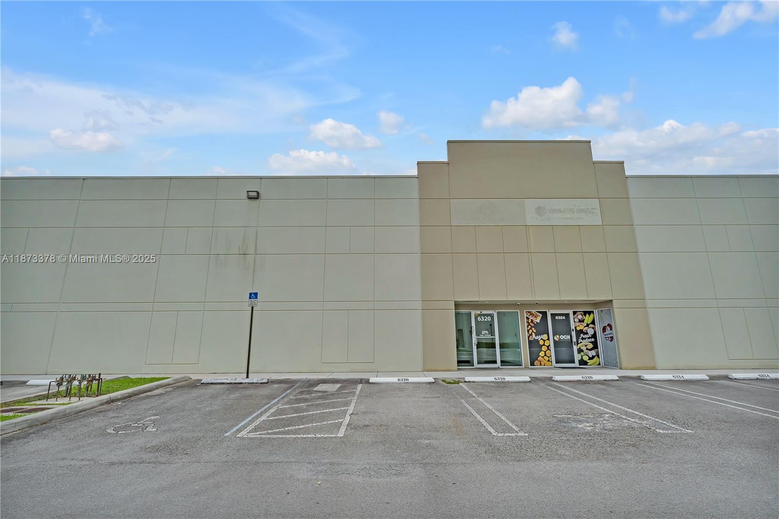 ±8,750 SF TOTAL
±2,850 SF OFFICE ON TWO FLOORS
PLATFORM DOCK WITH 5 TRUCK POSITIONS
1 DOUBLE-WIDE DOOR
22' CLEAR CEILING HEIGHT
9 ON-SITE PARKING SPACES
IN THE HEART OF DORAL, CLOSE TO MAJOR HIGHWAYS