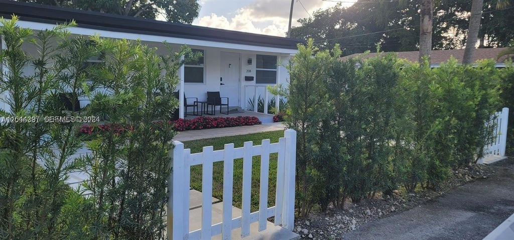Photo of 208 SE 4th St #1-2, Hallandale Beach, FL 33009 (MLS # A12096381)