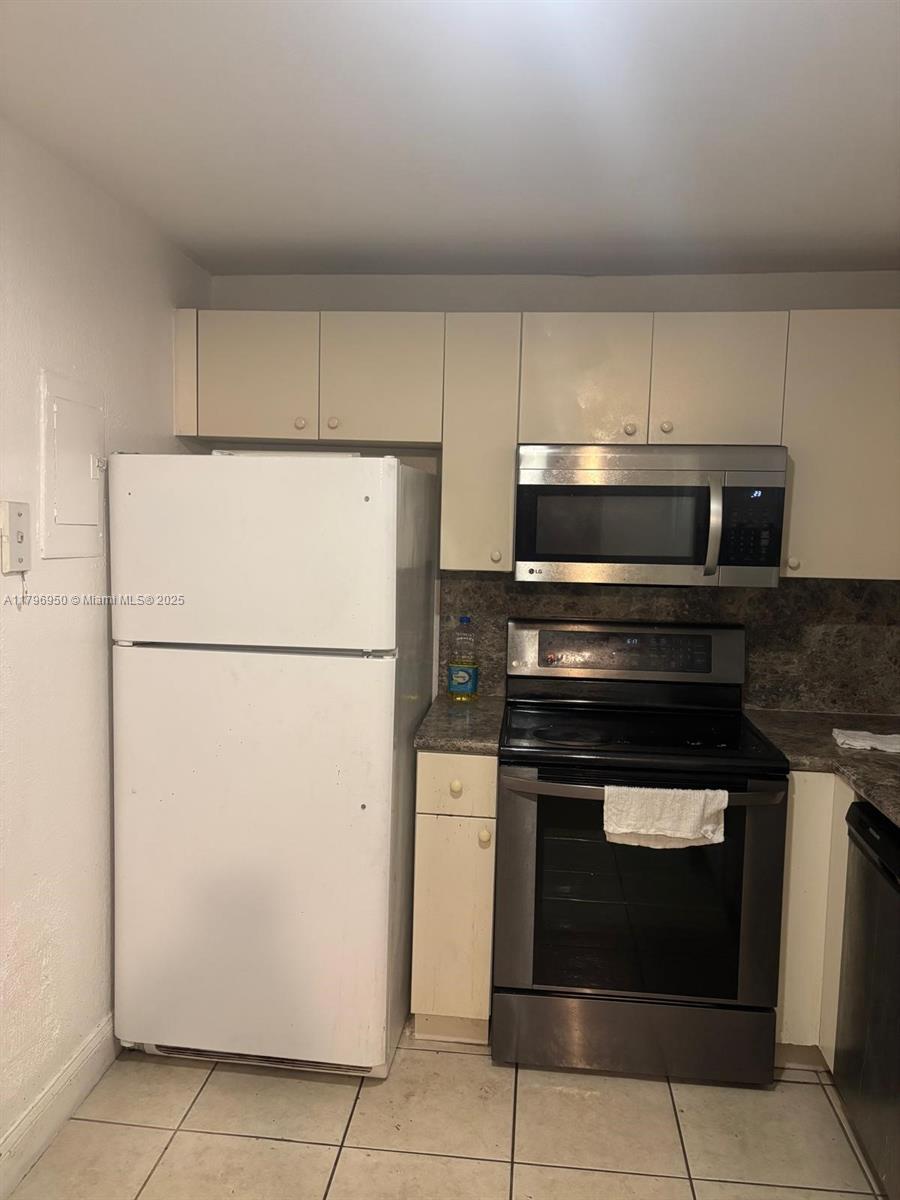 4235 N University Dr 202, Sunrise, Miami-Dade County, Florida - 2 Bedrooms  
2 Bathrooms - 
