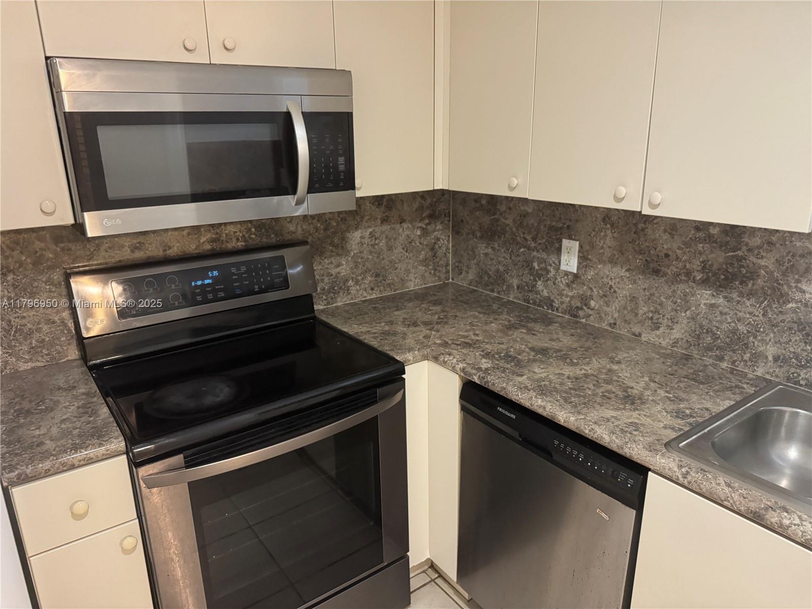 Rental Property at 4235 N University Dr 202, Sunrise, Miami-Dade County, Florida - Bedrooms: 2 
Bathrooms: 2  - $2,000 MO.
