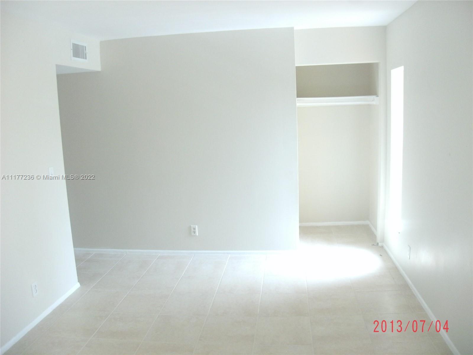 EXTREMELY SPACIOUS TOWNHOUSE IN A QUIET COMMUNITY,CLOSE TO TRANSPORTATION,SCHOOLS,SHOPPING,PARKS AND MAJOR HIGHWAYS.
FULL SIZE WASHER DRYER, FENCED AREA GREAT FOR RELAXING OR
ENTERTAINING.