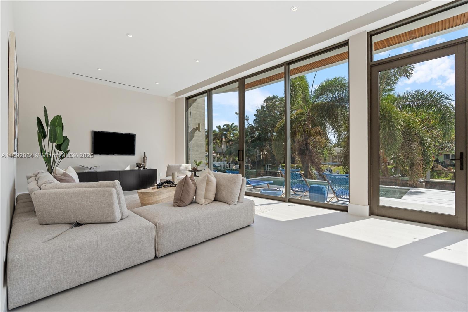 CORAL KEY VILLAS 1ST SEC - Residential