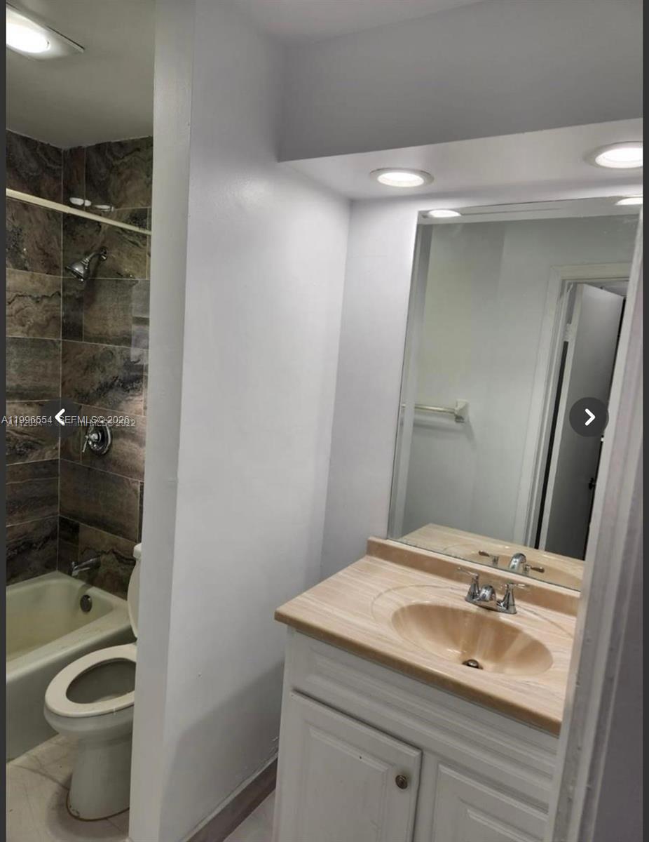 WOODSCAPE TOWNHOMES - Residential