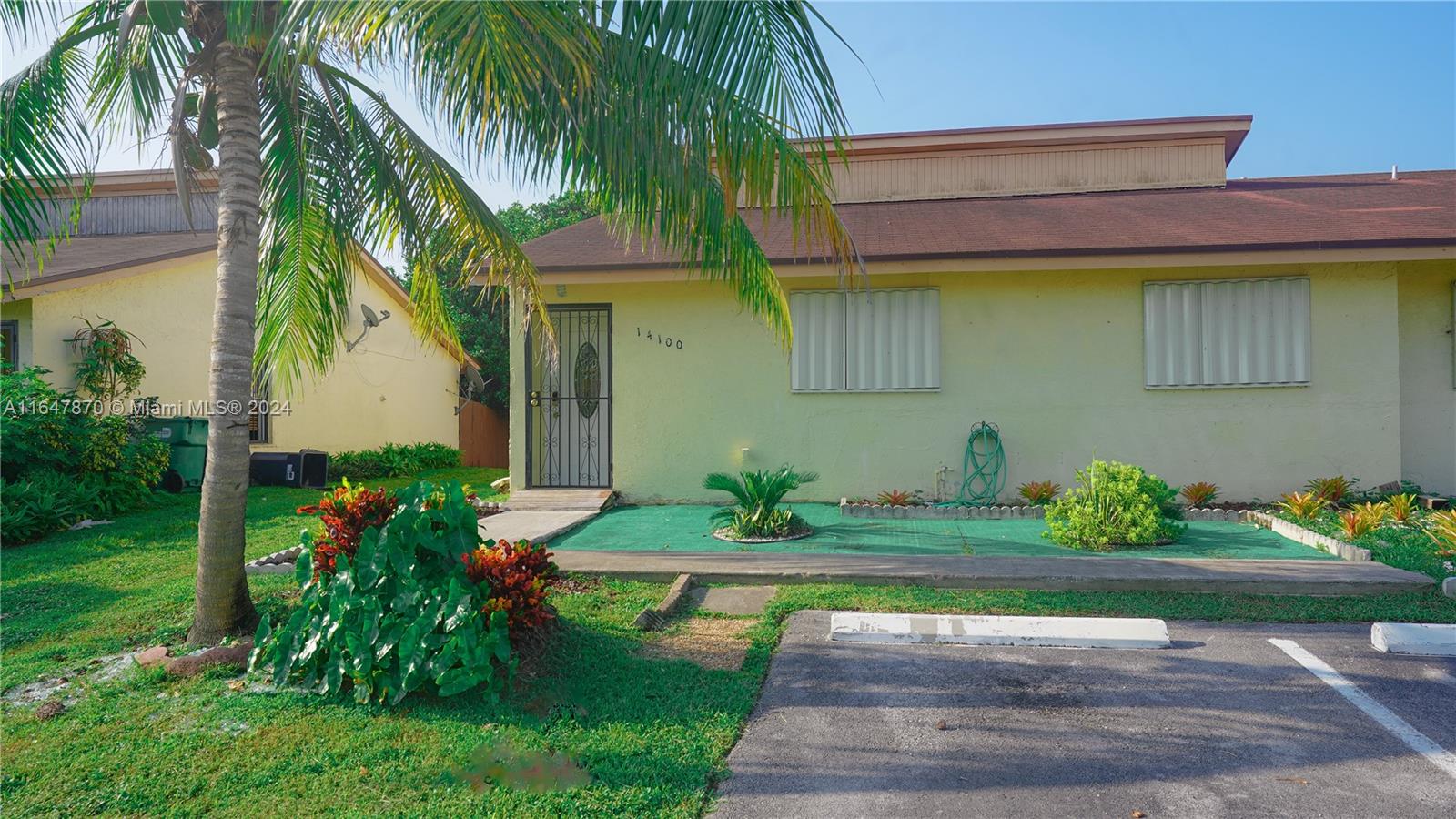 Come see this beautiful townhouse at an amazing price! This is a 3 bedroom 2 bath corner unit townhouse with a fenced in yard. New stainless steel appliances. Perfect for first time home buyers and can be financed with FHA!