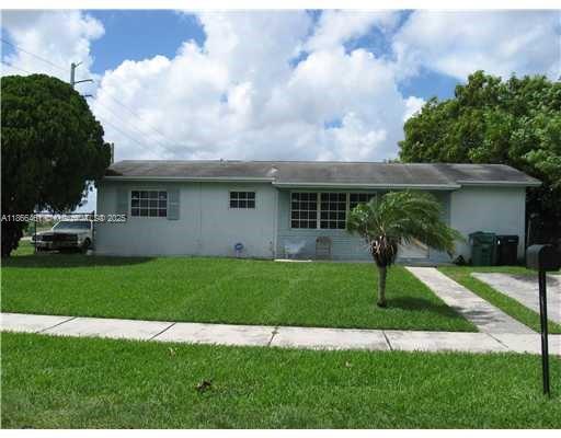 Great Location Home in the Heart of Homestead, Florida. Easy access to the Turnpike, Restaurants and Shopping.
Big Yard Space great for entertaining. Nice Neighborhood. NO HOA!