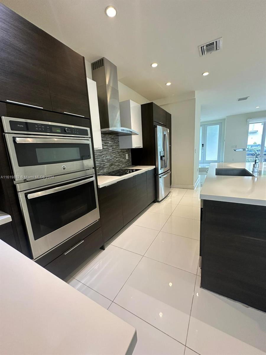 Charming Townhome in an excellent spot within the prestigious Landmark community. Enjoy amenities like a clubhouse with fitness center, pool, tennis courts, picnic spots, event space, and more. The home features a generous open layout connecting the living area, family room, dining space, kitchen, and guest bathroom on the main floor. Upstairs, discover three bedrooms, two full baths, and a convenient laundry room. Additional highlights include an enclosed backyard and a two-car garage.