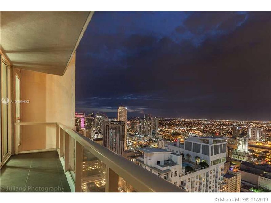 VIZCAYNE, SOPHISTICATED LIVING IN THE HEART OF DOWNTOWN MIAMI W AMAZING VIEWS FROM THE 47TH FLOOR! UPGRADED DESIGNER MODEL UNIT WITH MODERN TILE FLOORING & CUSTOM CLOSETS. CARPET ONLY IN BEDS. ELEGANT RECEPTION LOBBIES, VALET & CONCIERGE SERVICES. 24/7 SECURITY & SMART-BUILDING TECHNOLOGY. 5* AMENITIES INCLUDING 15,000SQFT SPA COMPLETE W MASSAGE ROOMS, SAUNA & STEAM ROOMS. 4 STUNNING POOLS W BAR OVERLOOKING BAY. SQFT TAKEN FROM TAX RECORDS. 1419 SQFT PER FLOORPLAN.